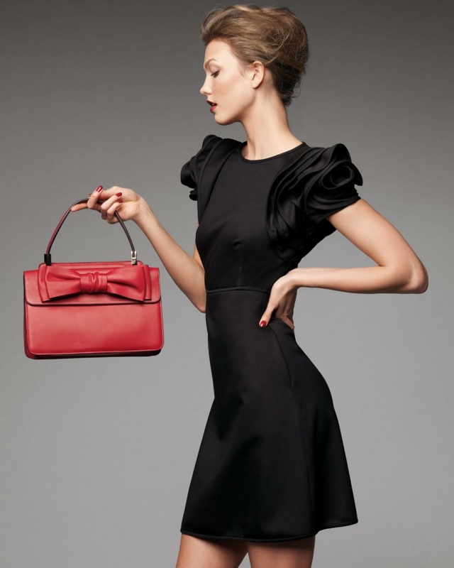 Čierne šaty vyzerajú ešte lepšie so správnym doplnkom moderné elegantné šaty špeciálna príležitosť družička