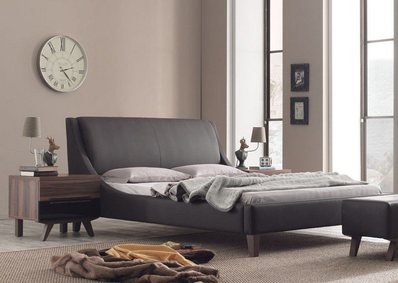 Kožené postele-hnedé-vysoké-čelo postele-taupe-stena-farba-tmavé-drevo-nočné stolíky