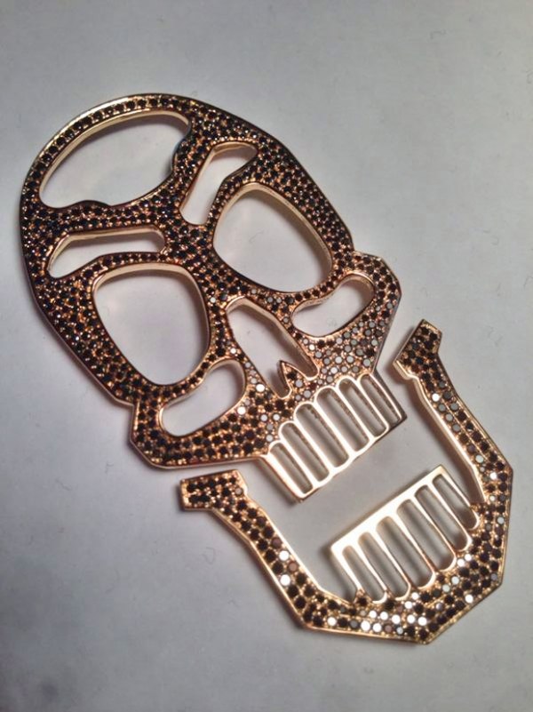 kožené puzdro lebka-550 biele a čierne diamanty šperky kožené puzdro lebky v limitovanej edícii bielych a čiernych diamantov