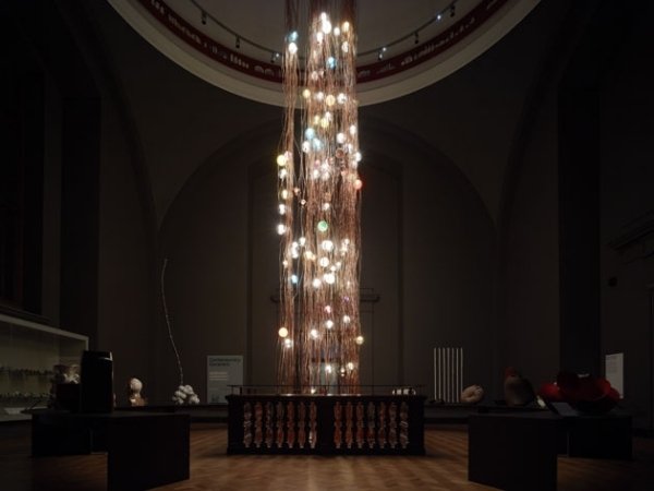 Inštalácia umenia-so svetlom V & A-Gallery Bocci Inštalácia umenia-so svetlom V&A Gallery Bocci London