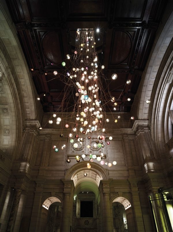 Svetelná inštalácia Bocci Victoria Albert Museum Londýnsky festival dizajnu 2013 Svetelná inštalácia Bocci Victoria Albert Museum Londýnsky festival dizajnu 2013