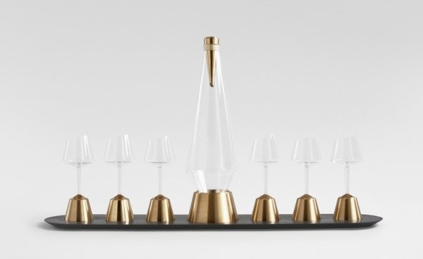 Kacper Hamilton, biskup z Norwich Glasses Brass Carafe Kacper Hamilton, biskup z Norwichu, pohárom mosadznej karafy na Londýnskom festivale