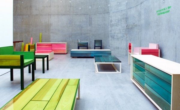 Japonskí architekti tím tapety, nábytok s pignemted živice Japonskí architekti tím tapetového nábytku s pigmentovanou živicou London Design Fair