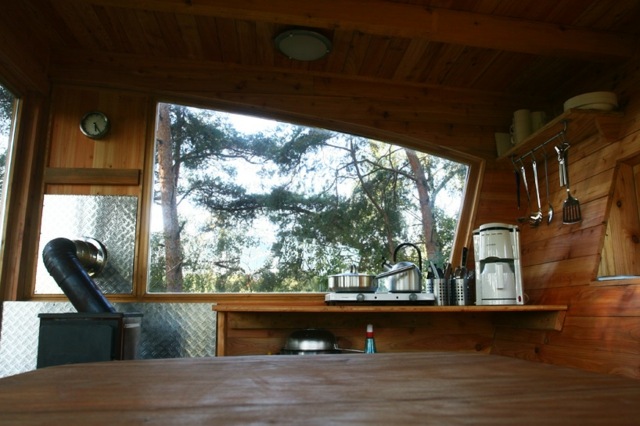 Kuchynské nástenné hodiny chladič klenutý okenný kávovar na strome