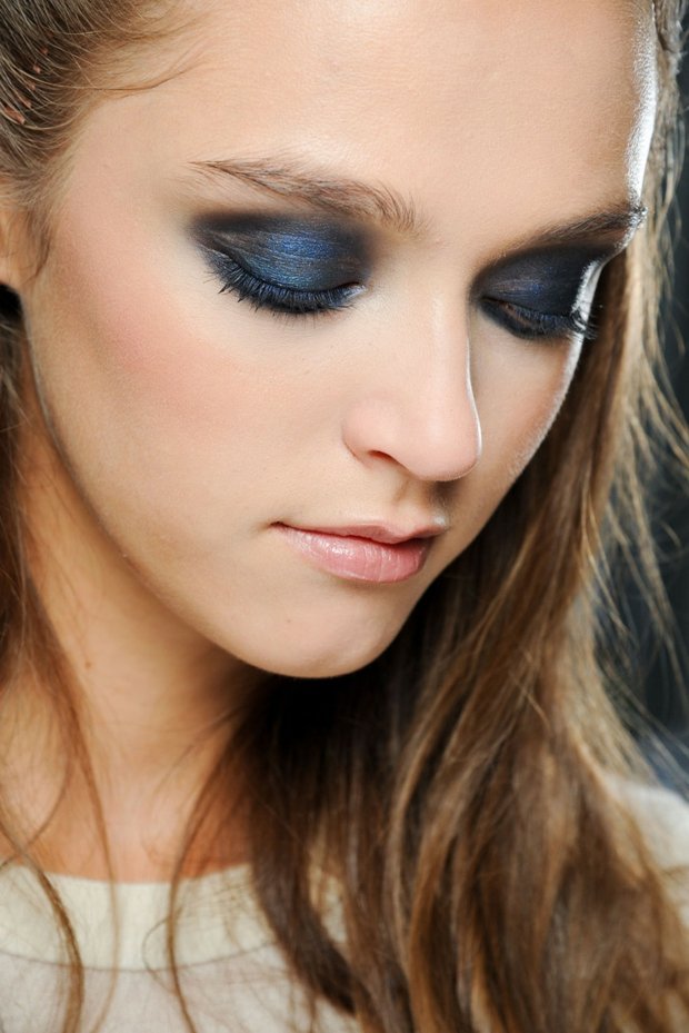 Nápady na líčenie očných tieňov trblietajú častice