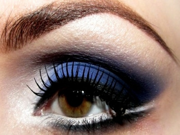 Tmavomodré očné tiene kombinujú nápady