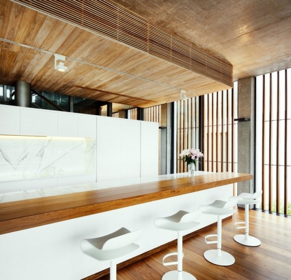 moderný dom od Mikuláša horí barový pult