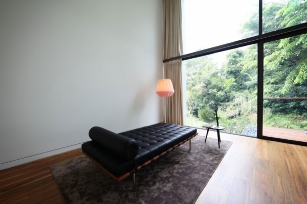 moderný architektonický dom od nichalasa horí ležadlo