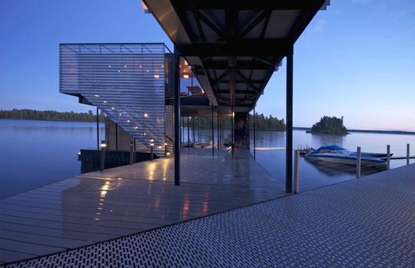 Bočný pohľad na moderný dizajn hausbótu Moderný dizajn z bočného pohľadu na hausbót