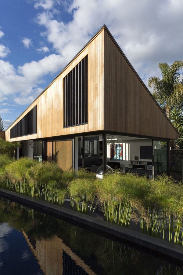 moderný rodinný dom s elegantným dizajnom vodnej nádrže
