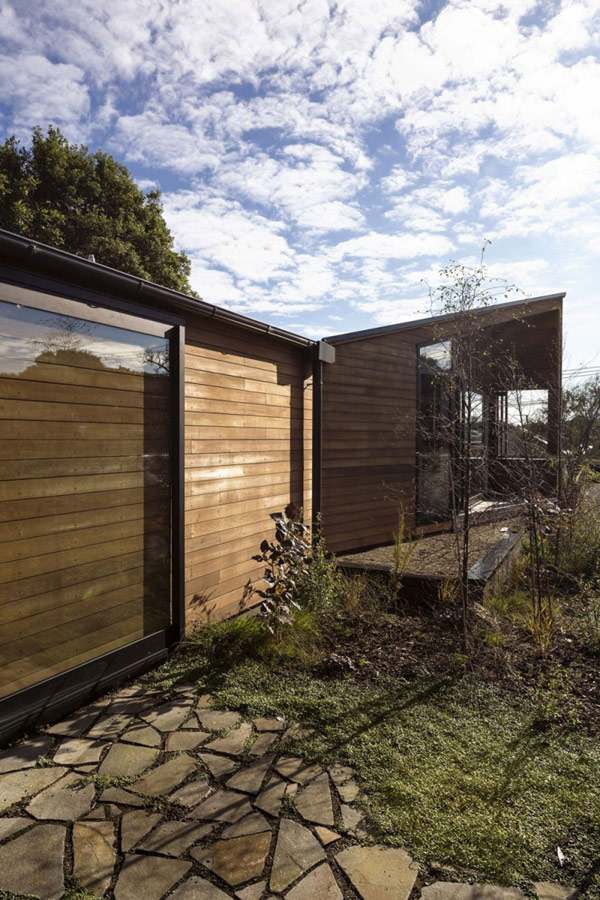 rodinný dom s elegantným dizajnovým kamenným chodníkom