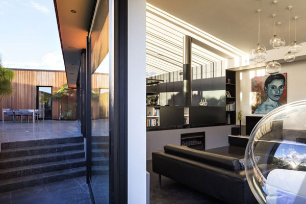 moderný rodinný dom s elegantným dizajnom zvonku vo vnútri