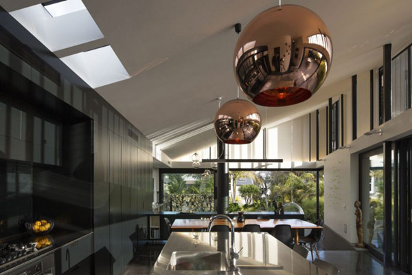 moderný rodinný dom s elegantnou dizajnovou kuchyňou