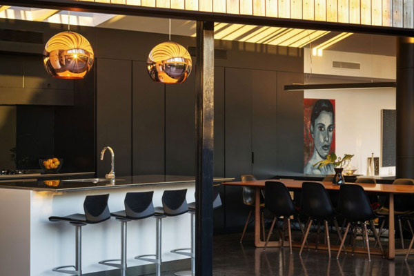 moderný rodinný dom s elegantnou dizajnovou jedálňou