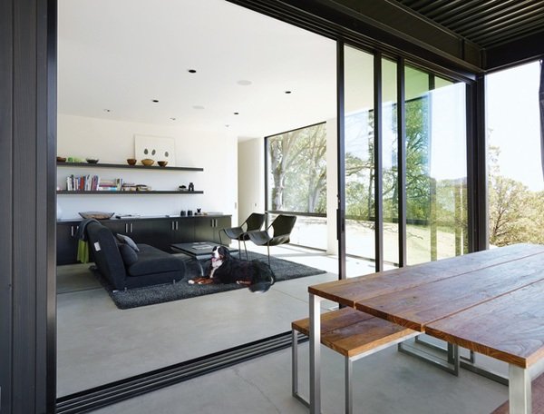 moderný interiér montovaného domu sklenené posuvné dvere moderné interiérové vybavenie montovaného domu sklenené posuvné dvere