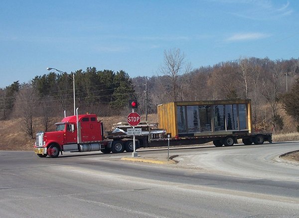 mobilný montovaný dom Alchemy Architects kamiónová doprava mobilný montovaný dom nákladné auto Alchemy Architects