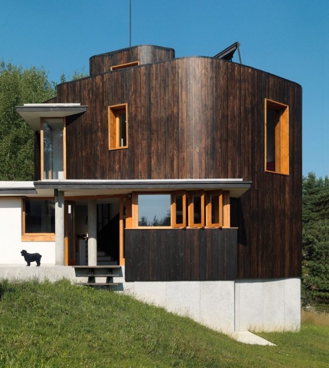 Rybársky dom rybárske výlety Bulharsko oválny pôdorys fasádny drevený doskový obklad