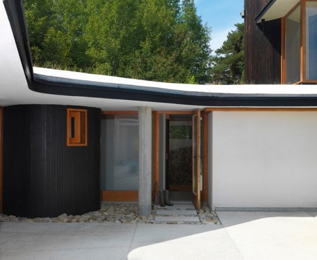 Rozsiahla plochá strecha ozelenená prírodnou oblasťou Fischer