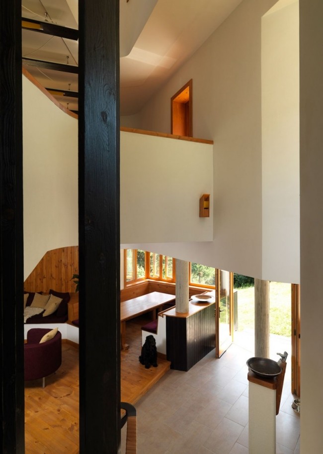 Rybárska chata na jazere moderný interiérový dizajn útulné nápady schodisko-otvorený plán