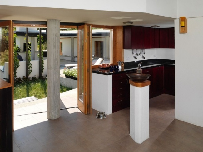 Dizajnová chata Moderný rohový dizajn kuchynského piliera z tmavého dreva