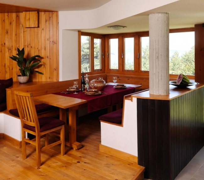 Útulný interiérový dizajn kabíny drevená vložka stĺpik betónová sedacia časť Bulharsko-Batak