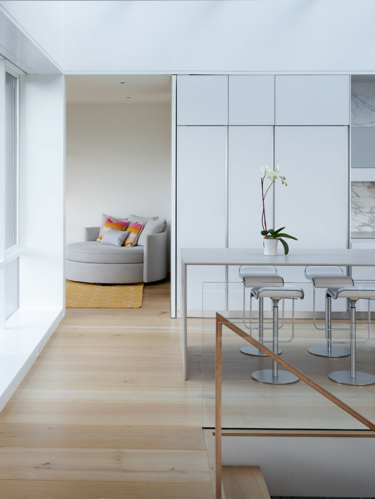 moderné zábradlie zo skleneného laminátu-podlaha-biela-kuchyňa