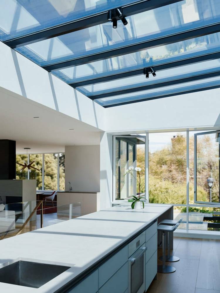 moderné zábradlie-sklenené-stropné-okno-kuchyňa-ostrov-otvorená-kuchyňa