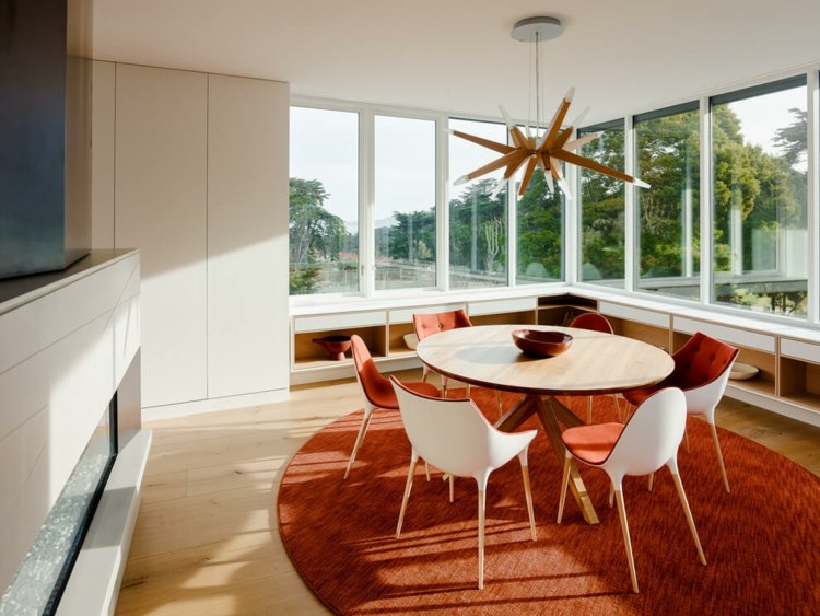 moderné-zábradlie-sklo-jedáleň-inšpirácia-biely-oranžový-koberec-okrúhly