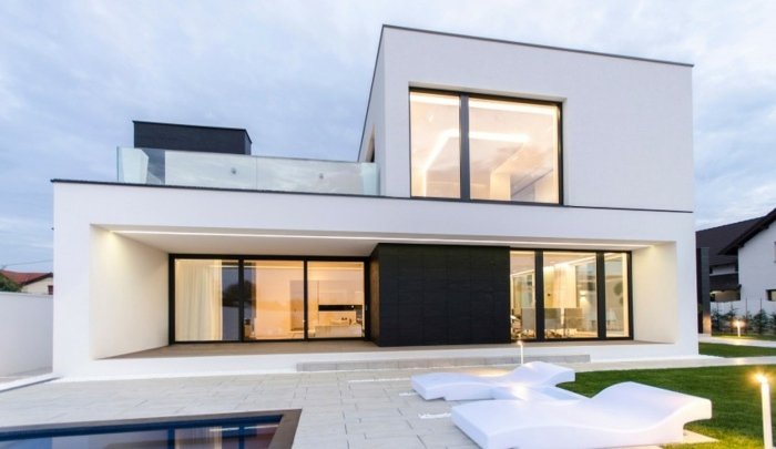 moderný dom v rumunsku západná terasa lehátka k bazénu relax