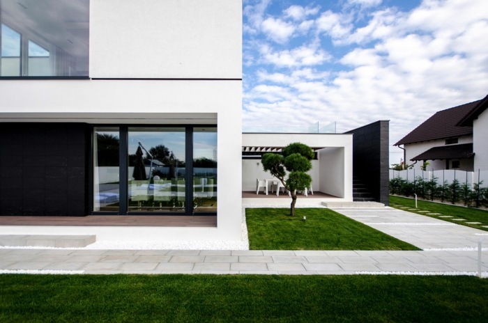 terasa jedálenský kút presklené predné okno záhradná cesta trávnik moderný