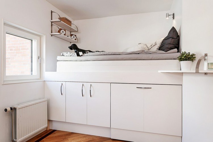 moderná podkrovná posteľ pre dospelých-úložný priestor-sklopné skrinky