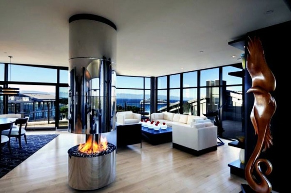 Obývacia časť drevená podlaha presklené steny biely čalúnený nábytok