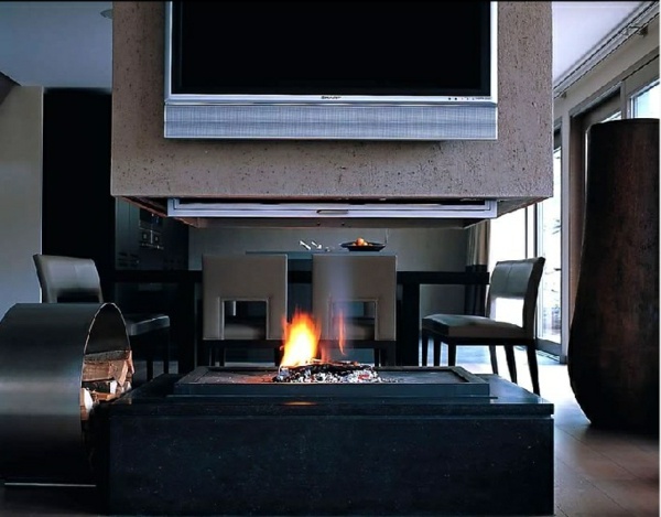 Interiér obývačky zariadený čiernym stolom