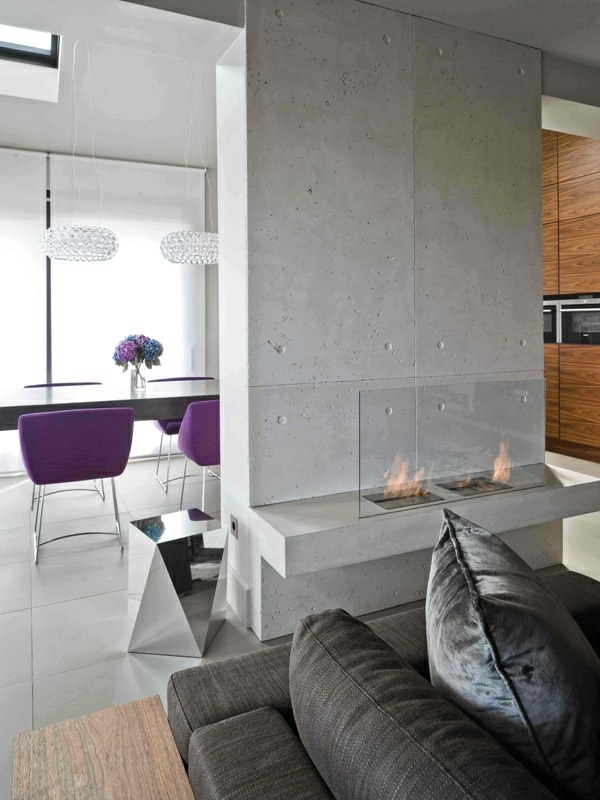 Sklenený rám čalúnený nábytok fialové stoličky drevená stena