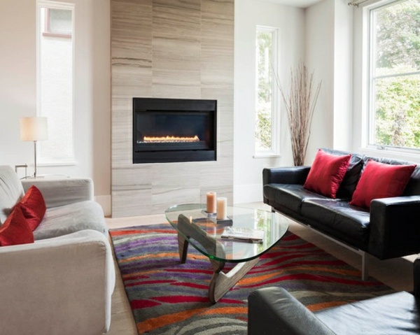 Kamenné dosky obkladajúce farebný koberec čiernobiele sedacie súpravy-červené vankúše