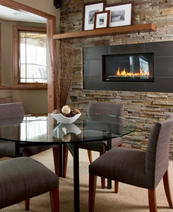 Nástenný krb z prírodného kameňa fotografuje priestorovú úsporu drevenej police