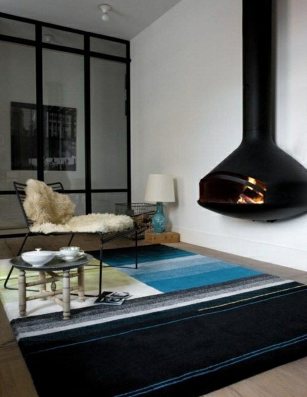 Koberec, modré pruhy, nábytok z umelej kožušiny