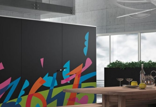 sklenené dekorácie kuchynský dizajn čierne skrinky