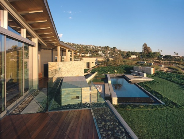 Moderný pobrežný dom postavený na snoch Moderný pobrežný dom postavený na snoch