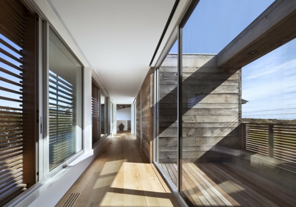 Lúče svetla v dome Loci Svetlá atmosféra v modernom pobrežnom dome