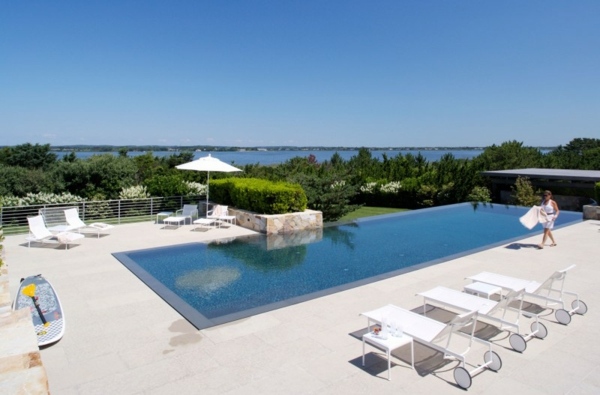 moderný pobrežný dom s bazénom