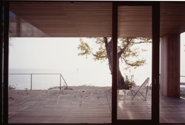 efektný-pohľad-moderné-jazero-dom-nemecko