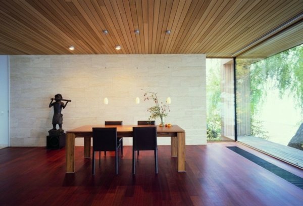 moderný jedálenský kút pri jazere