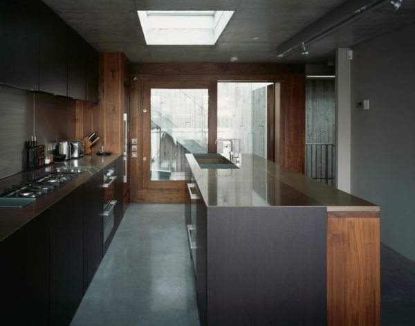 Moderný drevený obklad mestského domu Moderný mestský dom s dreveným obložením