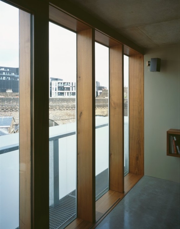 Moderný mestský dom od podlahy k stropu Moderný mestský dom s oknom od podlahy po strop