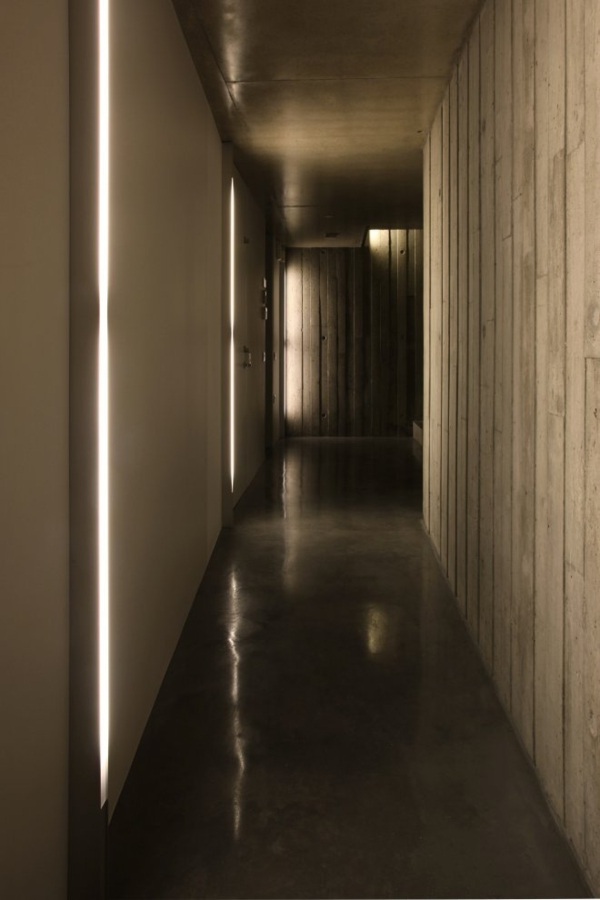 Moderná chodba s dreveným obložením mestského domu Moderný mestský dom-drevená obkladová chodba