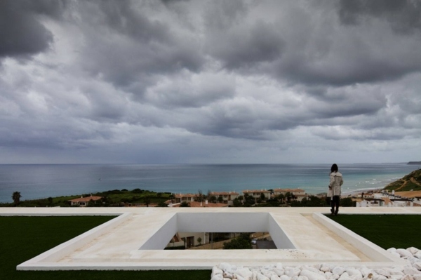 moderný minimalistický vzrušujúci dizajn domu - strešná terasa