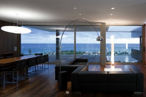 moderná obývacia izba s drevenou podlahou