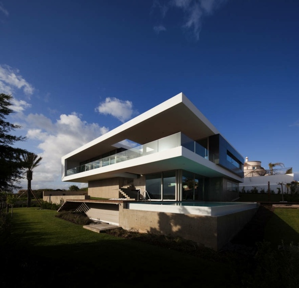 moderný minimalistický vzrušujúci dizajn domu