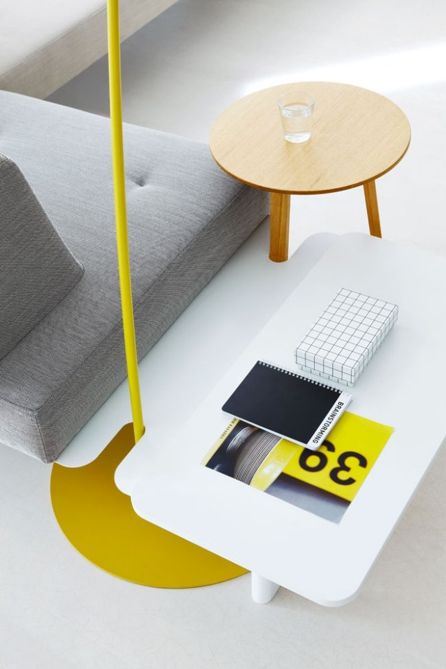 Odkladací stolík z dreva-Till Grosch-žltá stojacia lampa-biely modulárny nábytkový systém